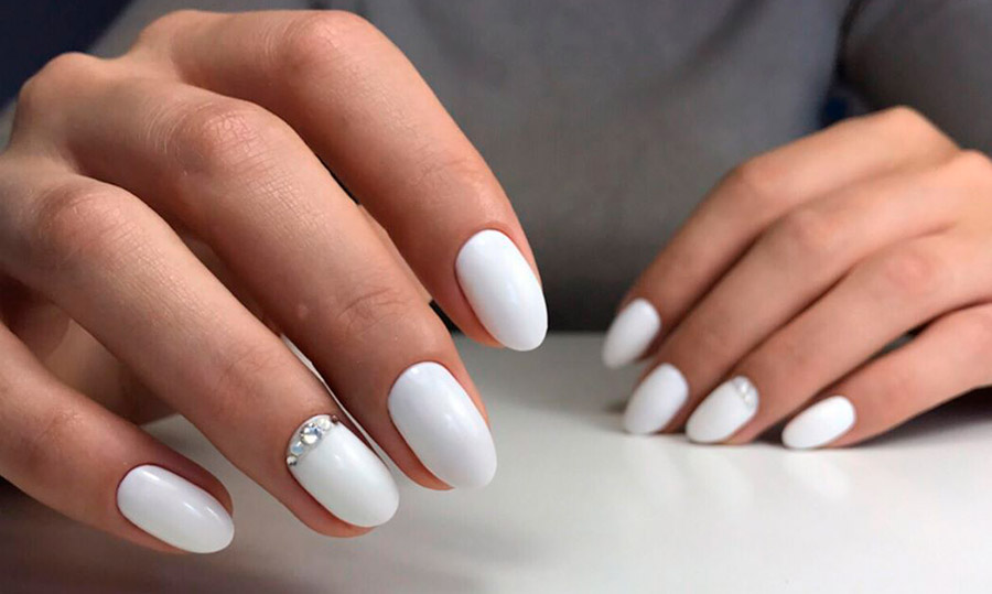 White and pearl manicure for the wedding and every day