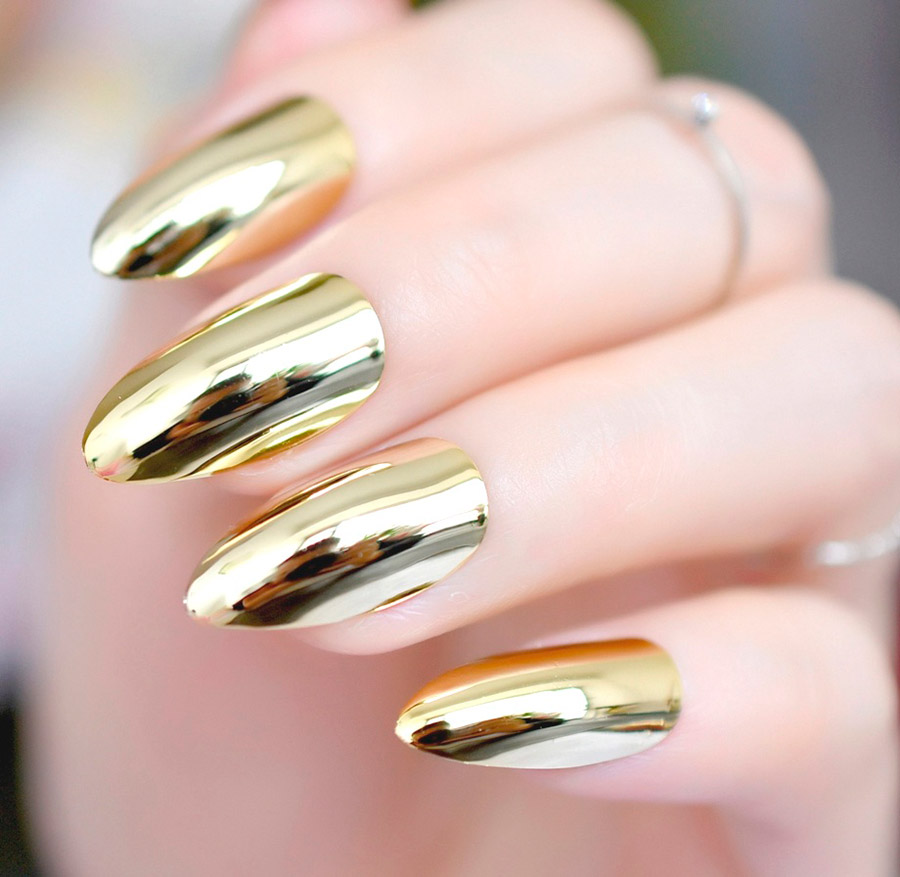 Mirror gold manicure