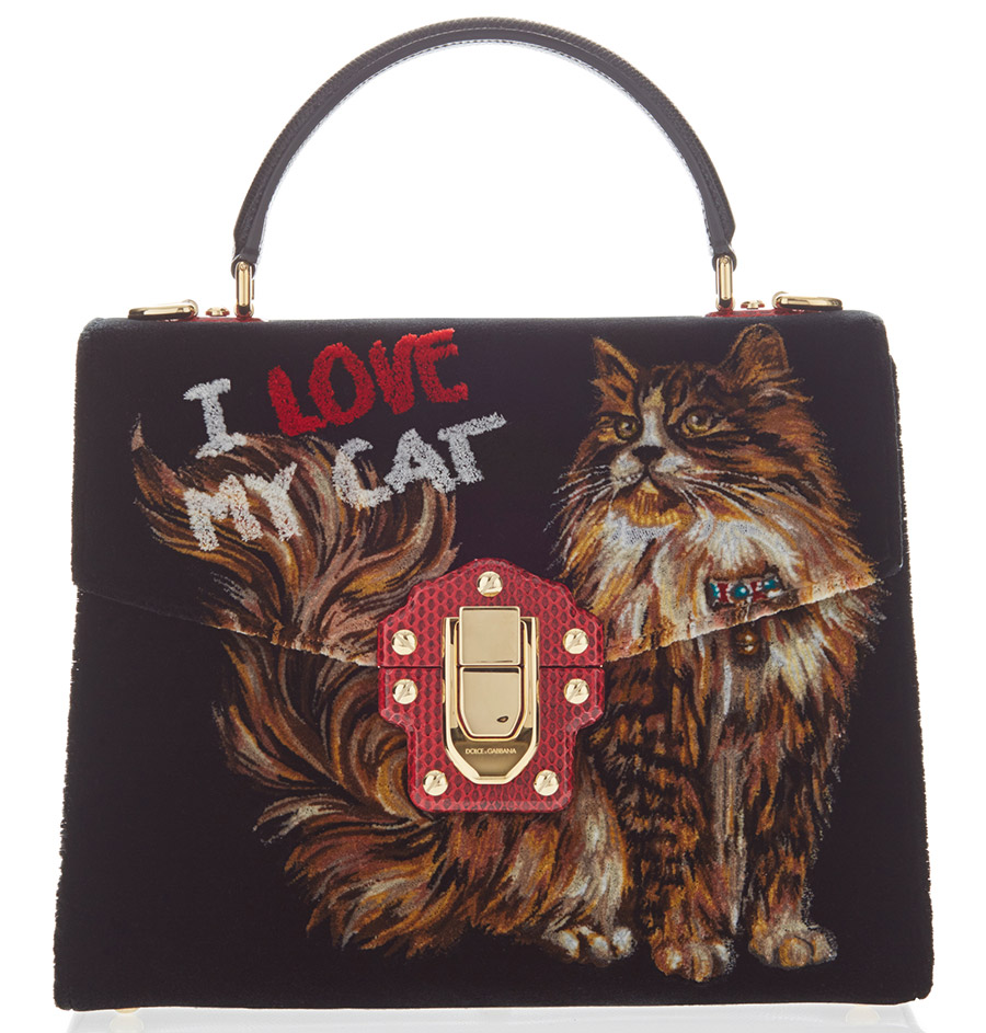 Bags with letters and prints - a fashion trend