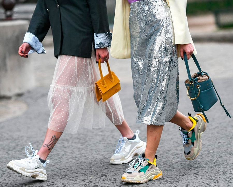 Combining sneakers with a skirt