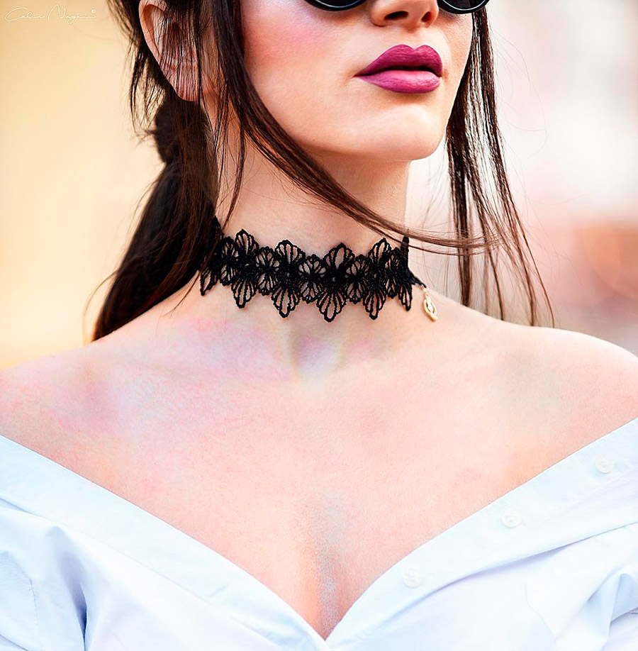 Lace choker on the neck - fashion trend