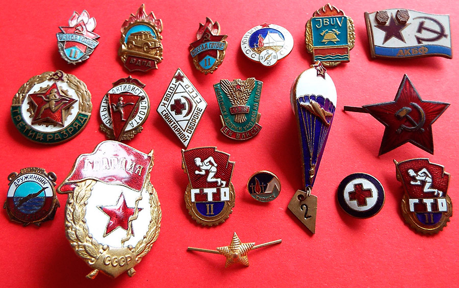 Badges as a replacement for brooches and fashion trends