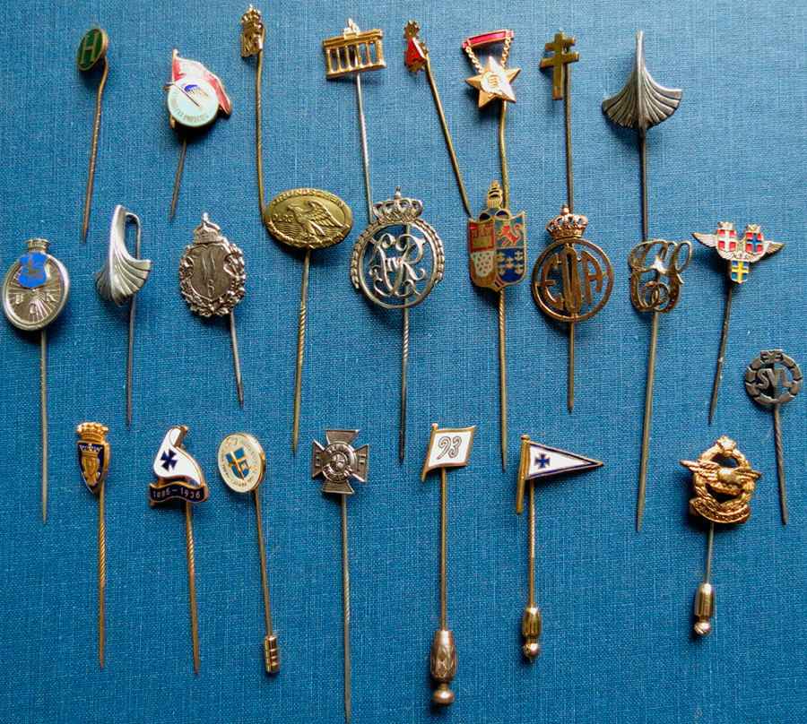 Badges as a replacement for a brooch