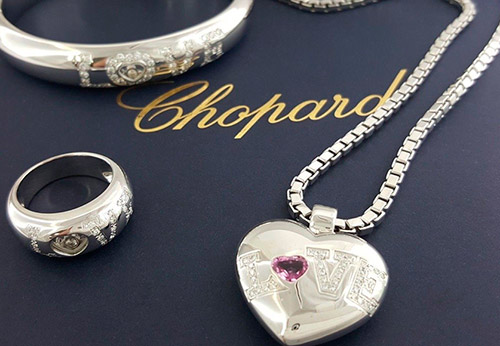 What jewelry to give on Valentine's Day