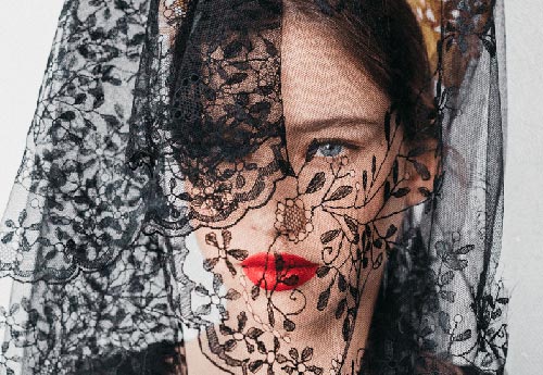 Lace mantilla and paints for a sophisticated beauty