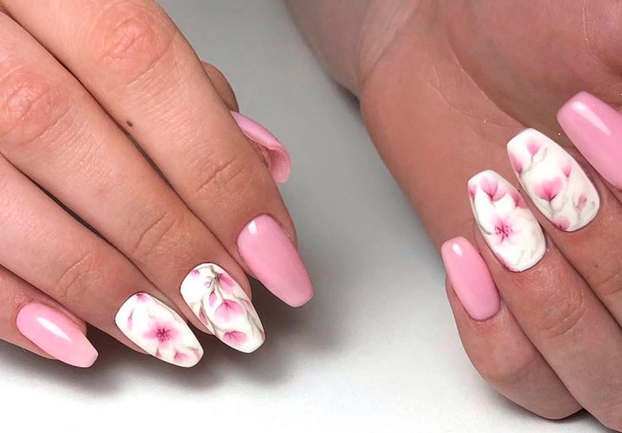 Manicure with flowers