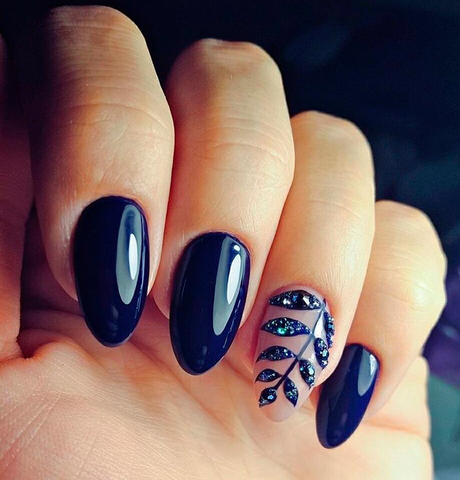 Blue shades in manicure