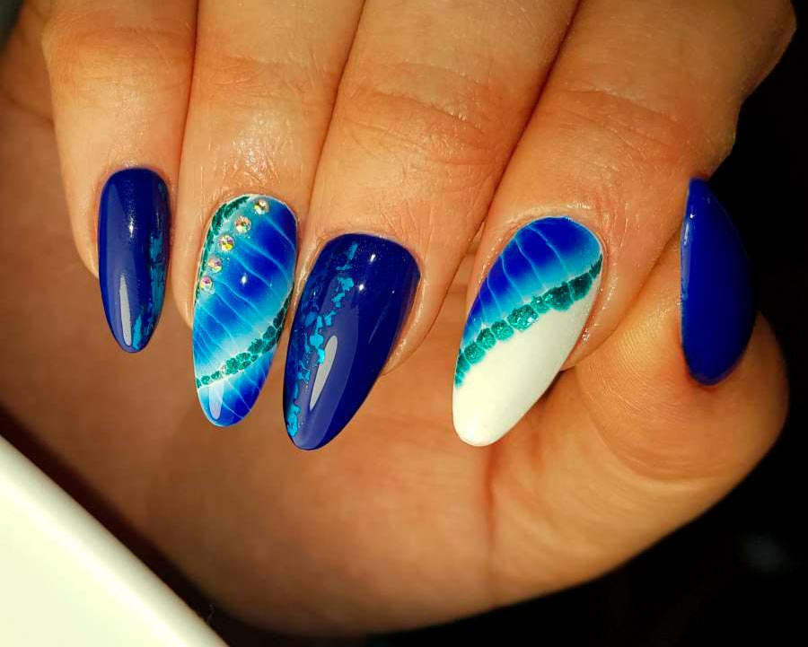 Blue shades in manicure