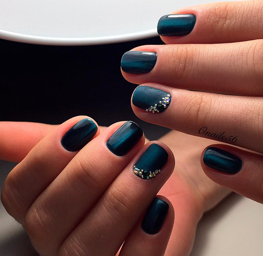 Fashionable short manicure