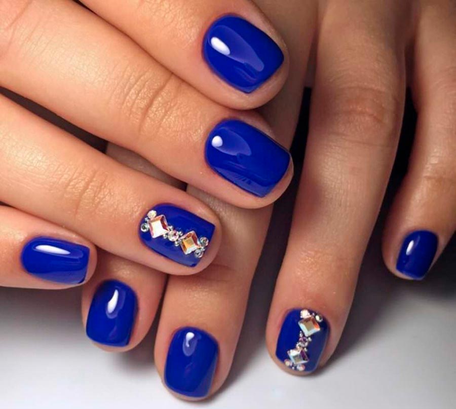 Fashionable short manicure