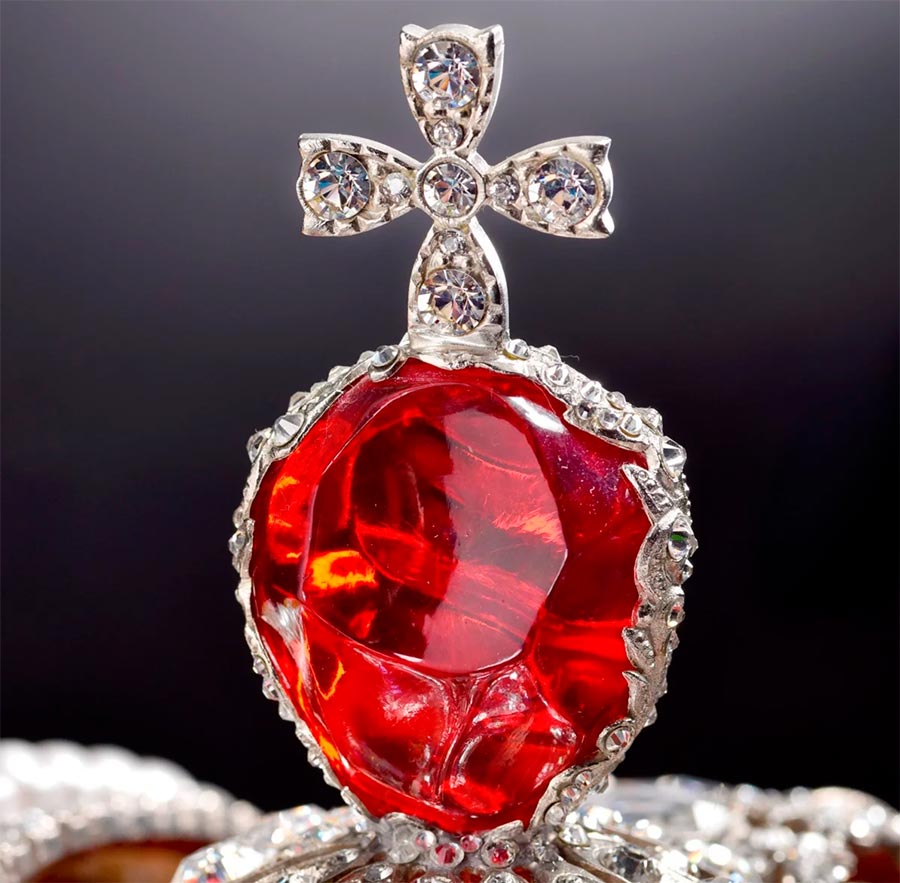 Spinel royal stone: properties and decorations