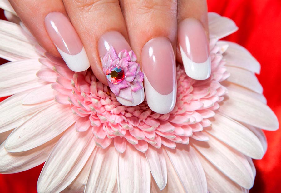 Summer manicure with flowers