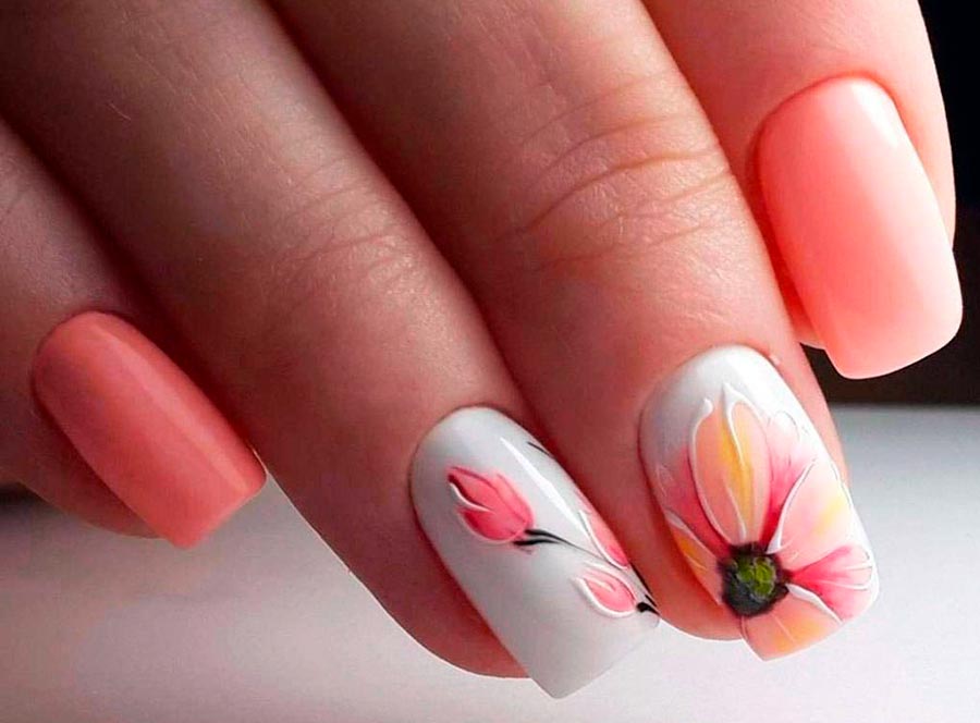 Manicure with large flowers