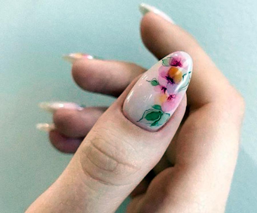 Manicure with large flowers