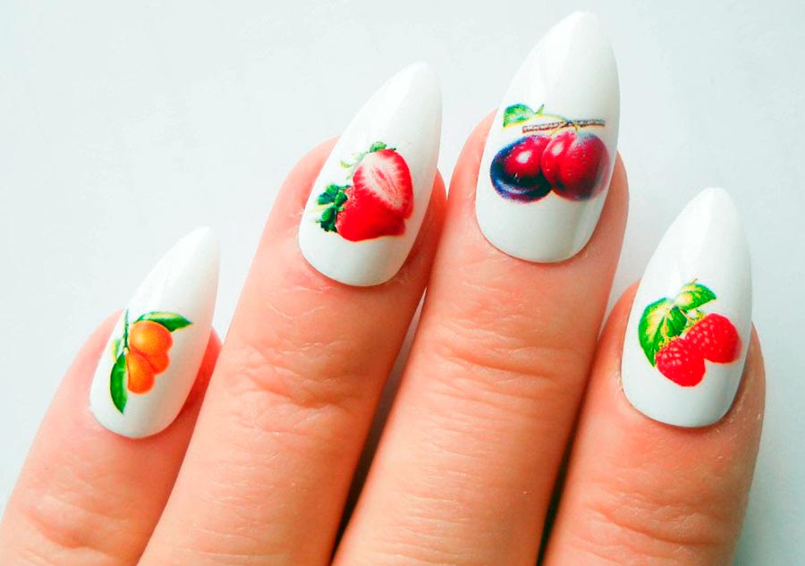 Manicure with berries