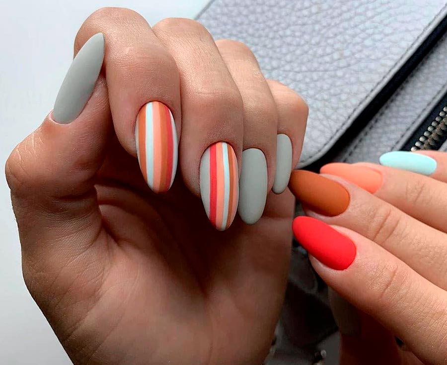 Striped manicure