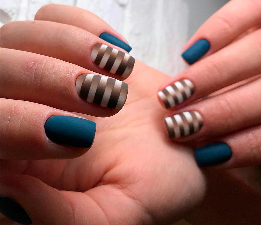 Striped manicure