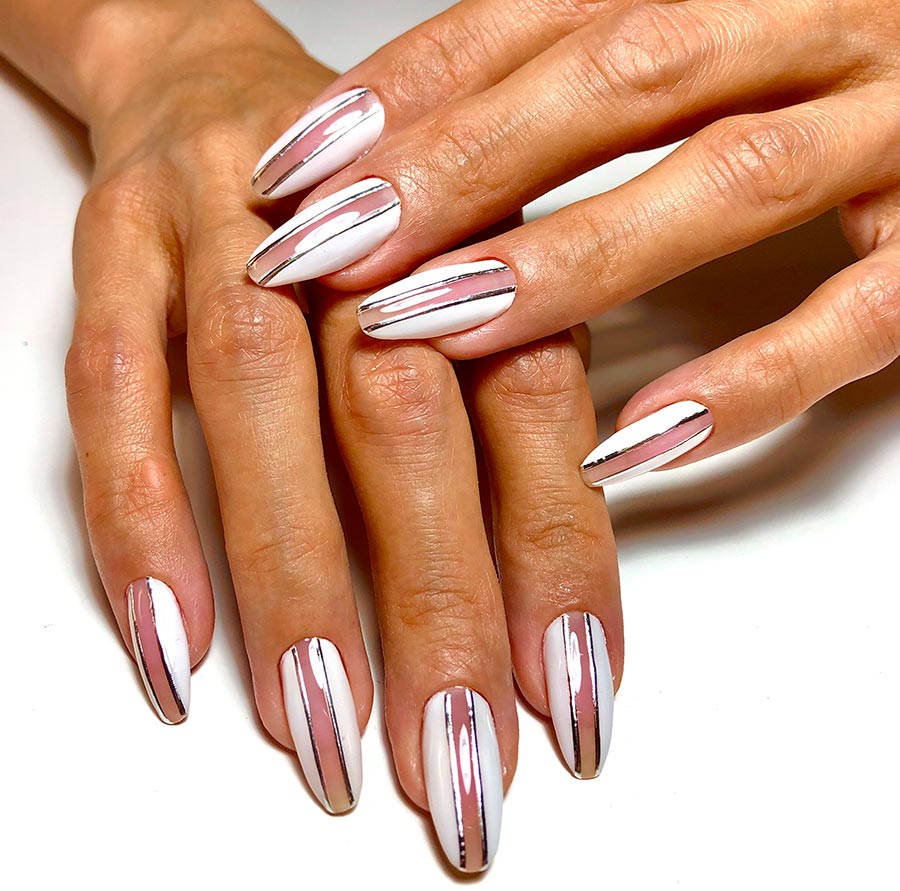 Striped manicure