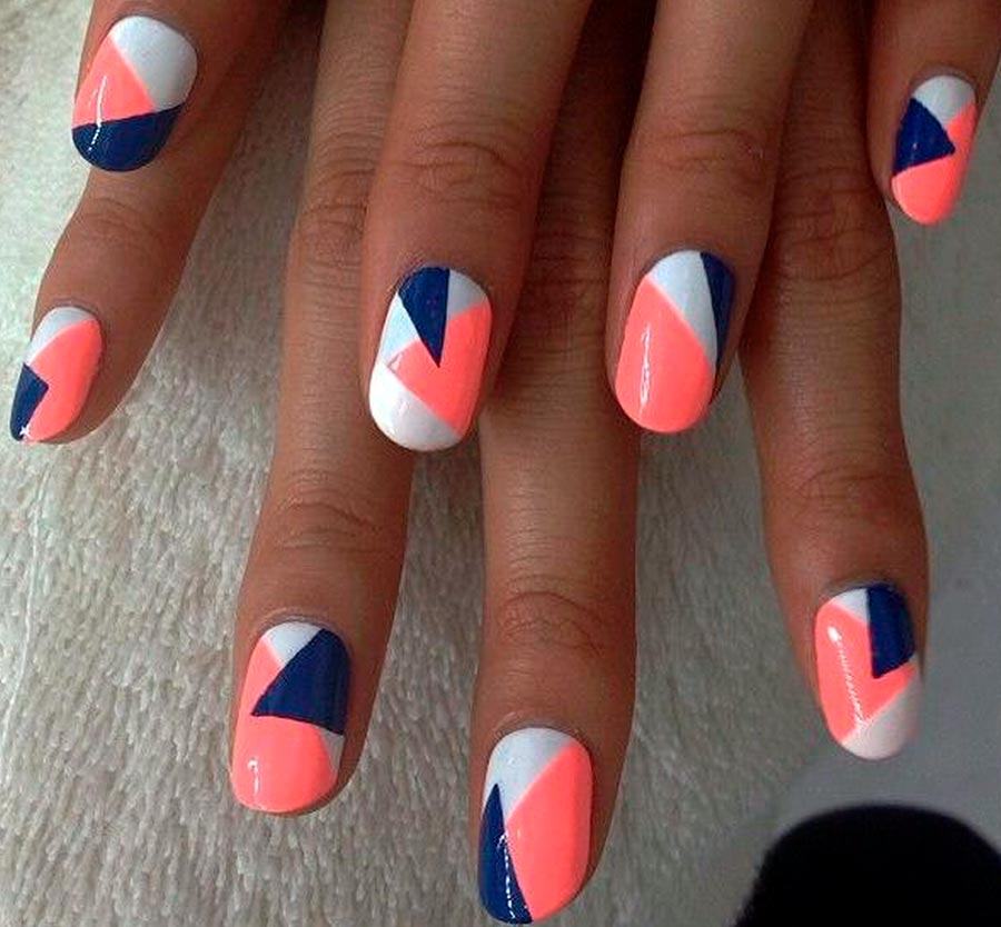 Color blocks in manicure