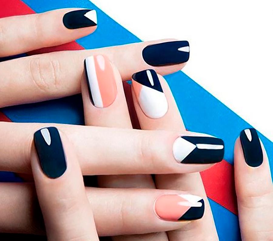 Color blocks in manicure