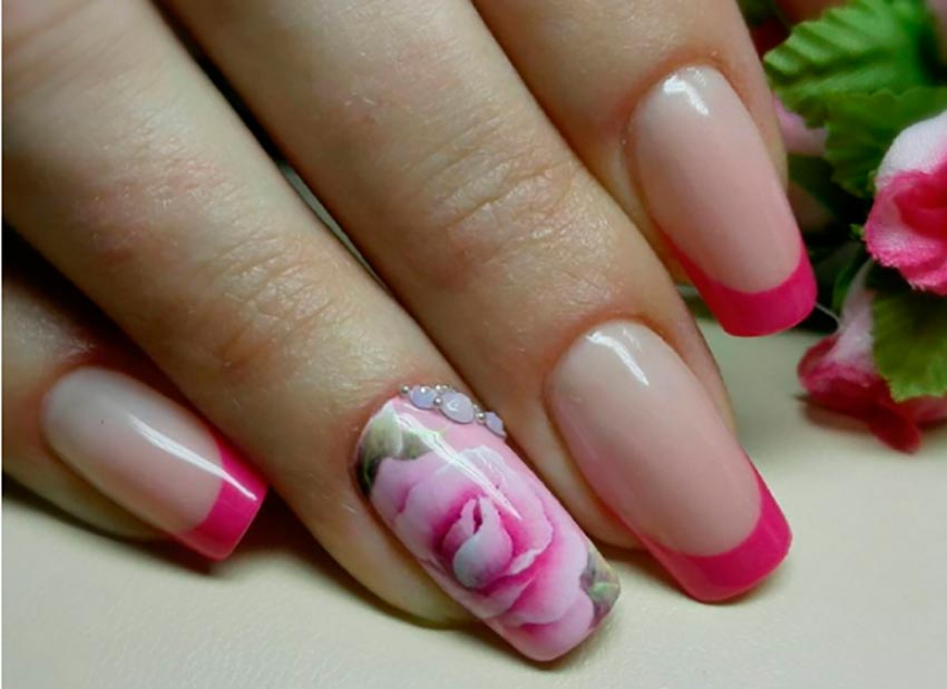 Manicure with roses