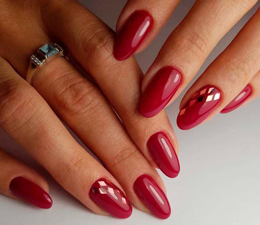 Manicure in red