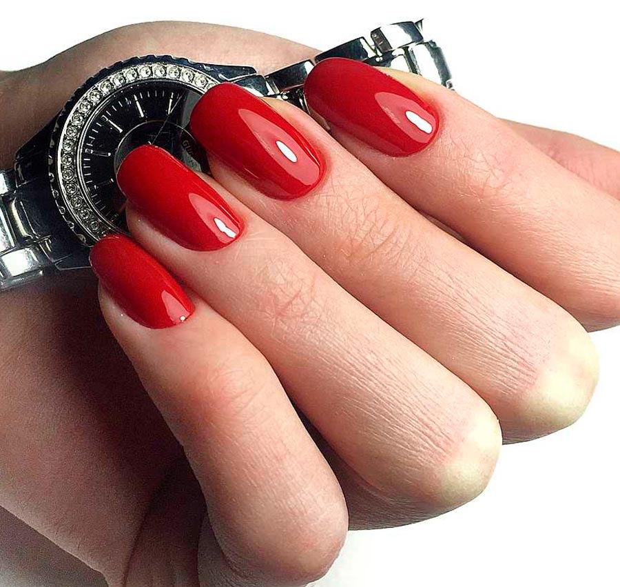 Manicure in red