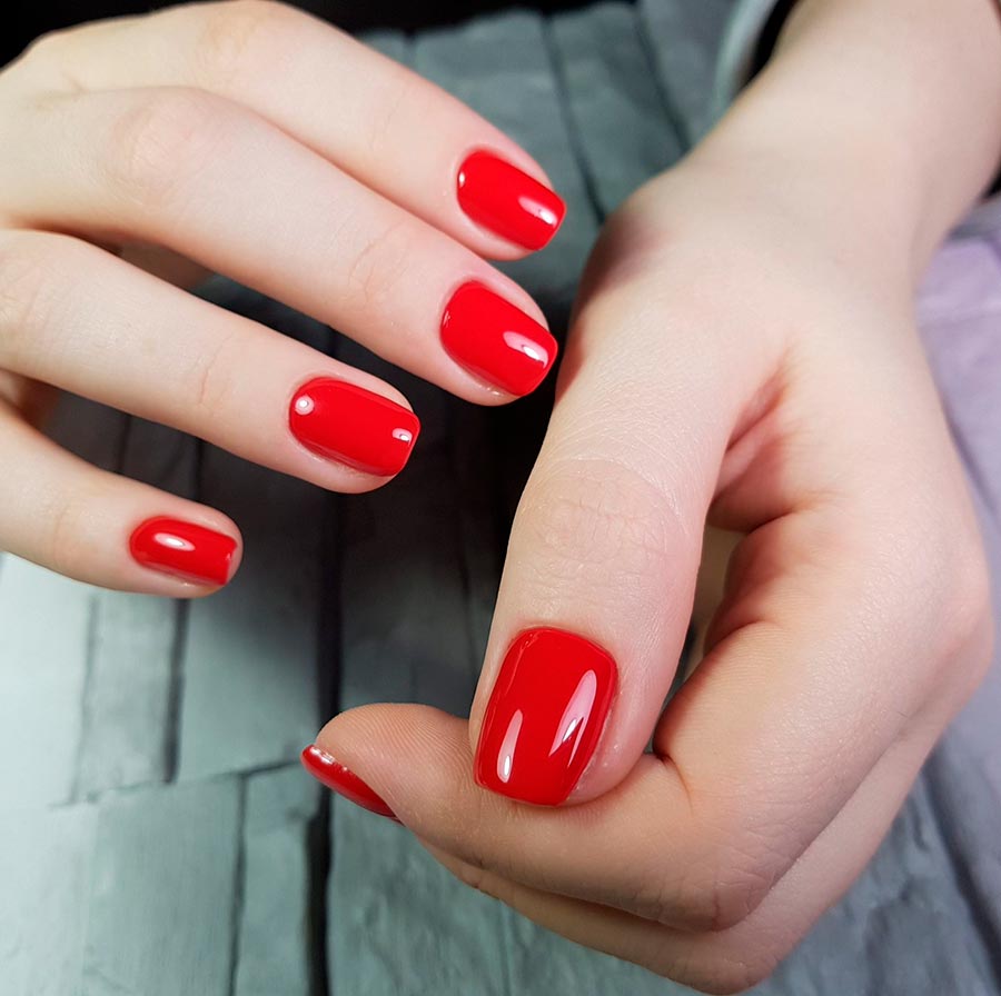 Manicure in red