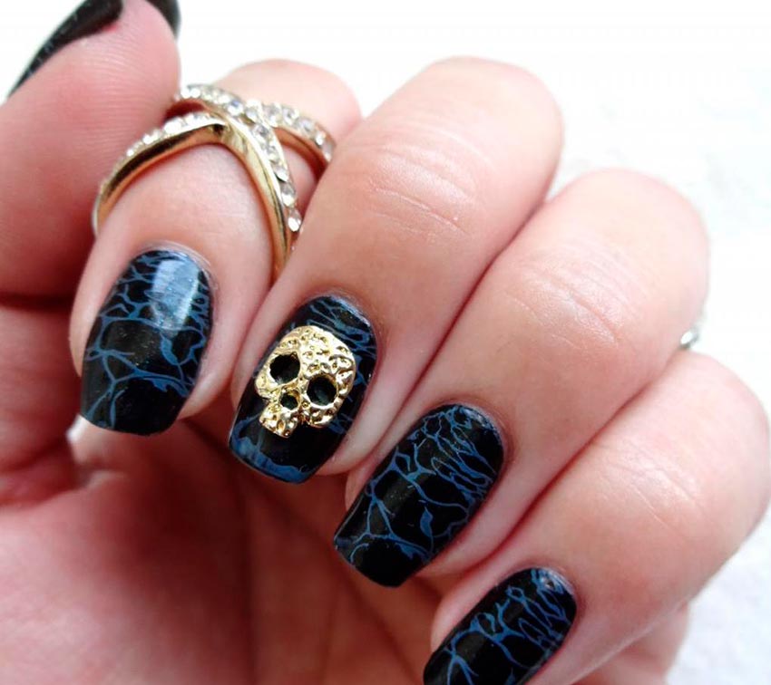 Skull manicure