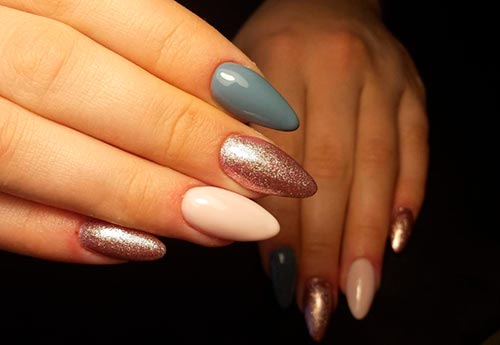 Glitter and shine for nails: proper use and fashion trends