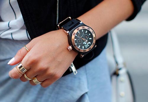 Can a woman wear a men's watch: fashion trend